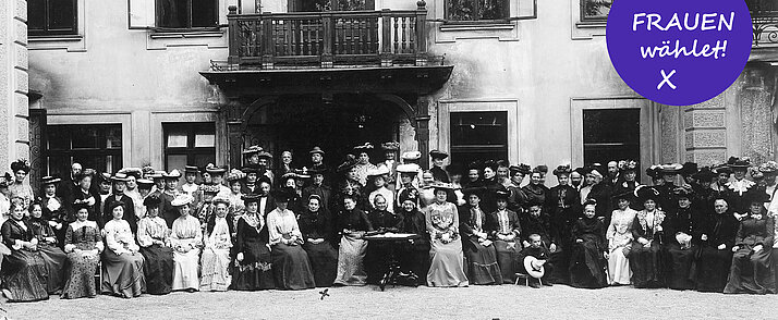 Generalversammlung des Bundes Österreichischer Frauenvereine vor dem Haus von Marianne Hainisch 1903